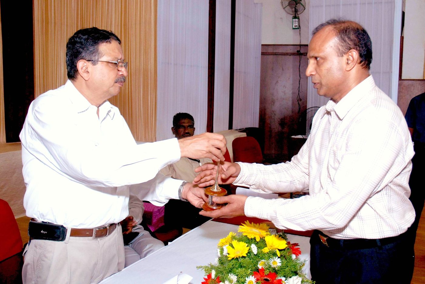 Dr. A. Jayakrishnan, Vice Chancellor, University of Kerala, presenting a memento to Dr. Joseph Sebastian Thekedam